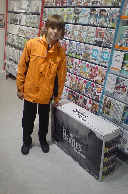 © Robert Rotifer Tester Oskar mit Beatles-Rockband-Spiel